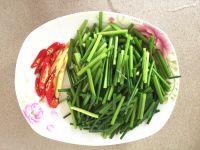 生蚝干炒韭菜苔的做法步骤4