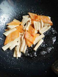 胡萝卜烧腐竹的做法步骤3