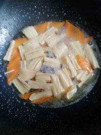 胡萝卜烧腐竹的做法步骤4