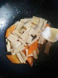 胡萝卜烧腐竹的做法步骤5